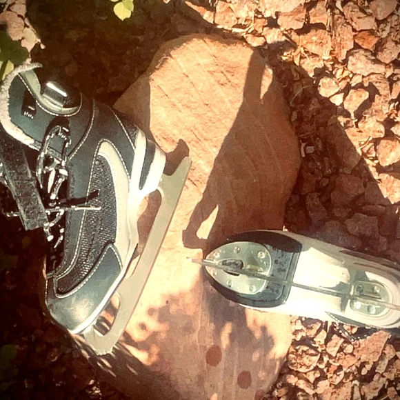 SOFTEC, BLACK & SILVER ICE SKATES SIZE 2 ⛸ UNISEX, COMFY & READY TO GLIDE. - Picture 4 of 9